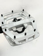 Load image into Gallery viewer, DMR Versa - Clipless MTB Pedals