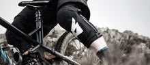 Load image into Gallery viewer, Bluegrass Solid D30 Knee Pads